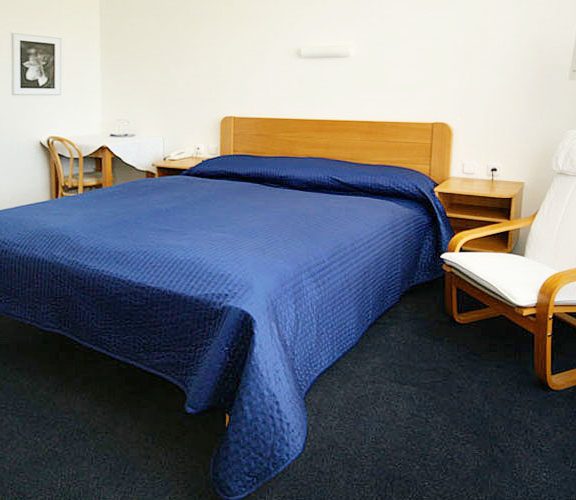 Dvoulůžkový pokoj s manželskou postelí