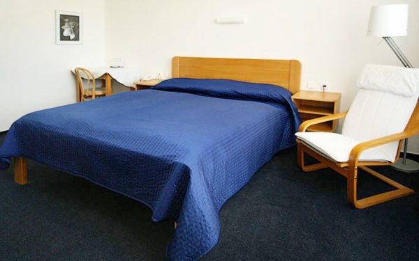 Dvoulůžkový pokoj s manželskou postelí